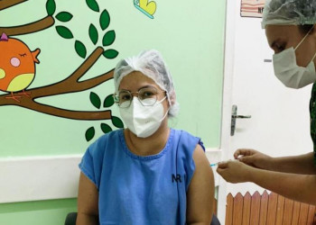 Maternidade Evangelina Rosa recebe vacina contra Covid para imunizar grupos prioritários